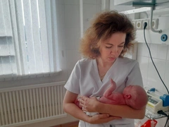 Следы от укусов прошли, а мать так и не появилась: как живет новорожденная, которую бросили в поле умирать
