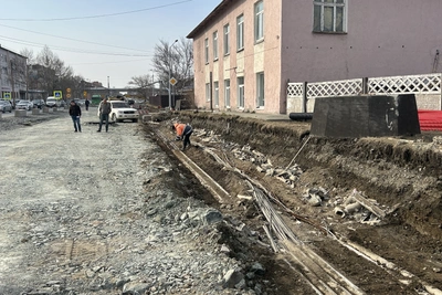 На проспекте Мира в Южно-Сахалинске начали укладку щебня
