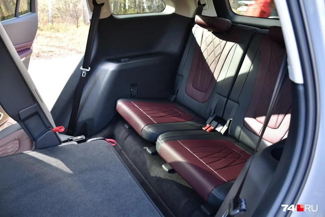 Третий ряд отнюдь не номинальный: сюда можно посадить даже взрослого при поездках на короткие расстояния (подпитого — и на большие). Детям 7–15 лет будет и вовсе удобно | Источник: Артем Краснов