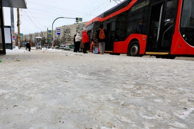Педиатр сломала руку на обледеневшей остановке