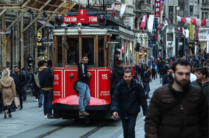 Взрыв в центре Стамбула: люди бегут в панике — видео