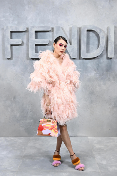 Розовое платье-шуба и графичный макияж цвета фуксии: яркий образ Данны Паолы на Неделе моды в Милане
