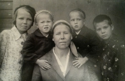 Клавдия Анисимова с близнецами Татой и Геной и старшими детьми еще долго ждали папу с фронта