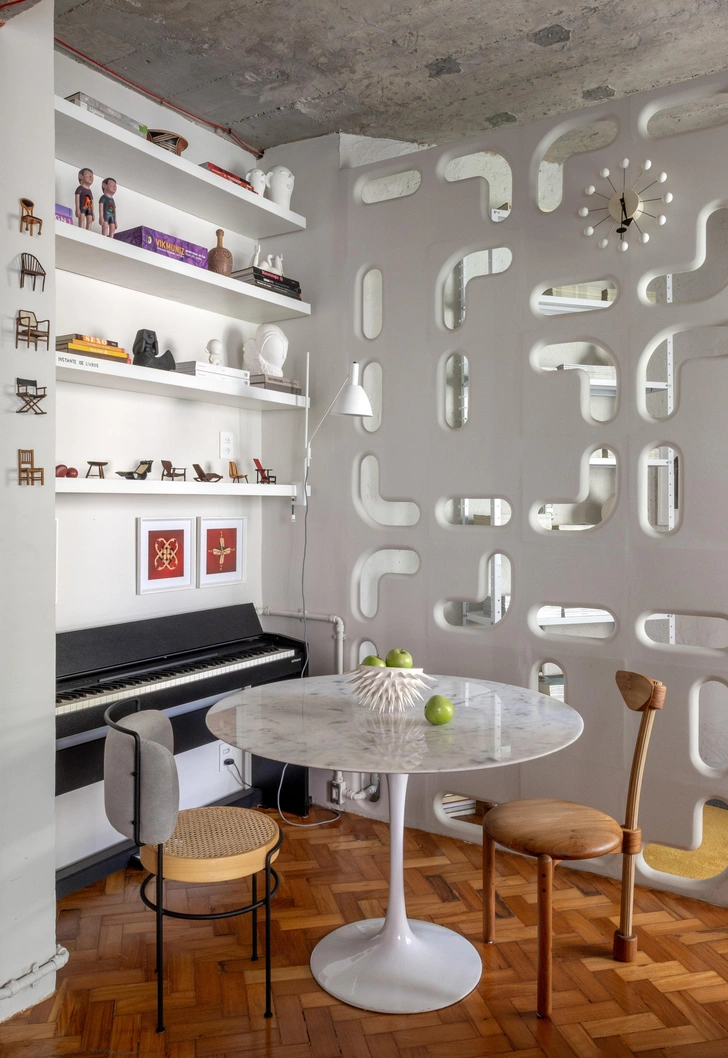 Деревянный стул Pipa chair, Estudio Simbiose. Стул с мягкой спинкой Iaiа chair, Ateliе Gustavo Bittencourt | Источник: Андре Назарет