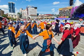 Кто-то был в народных костюмах, а кто-то — в современной одежде, но это не помешало всем желающим покружиться в большом-большом хороводе! | Источник: Тимофей Калмаков / 59.RU