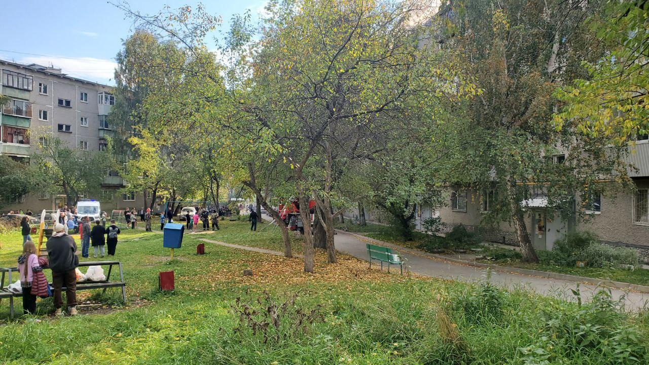 В Екатеринбурге загорелся балкон жилого дома. Фото