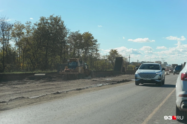 Справа на фото виден участок, где в будущем будут полосы движения | Источник: Дарья Паращенко / 93.RU