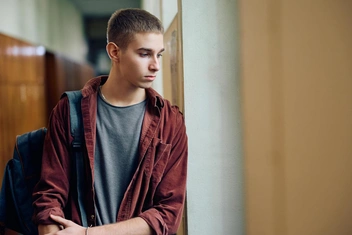 «Сначала он в шутку дразнил, потом гнобил, а теперь перехватывает мои взгляды. Я ему нравлюсь?»