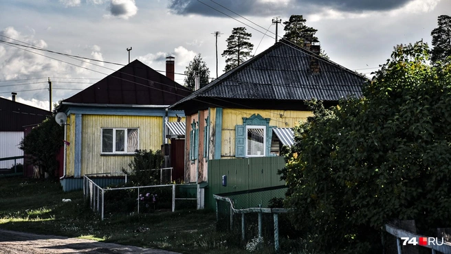 В отличие от башкирских деревень, в Курганской области дома сдержанней. Но и яркие встречаются | Источник: Артем Краснов