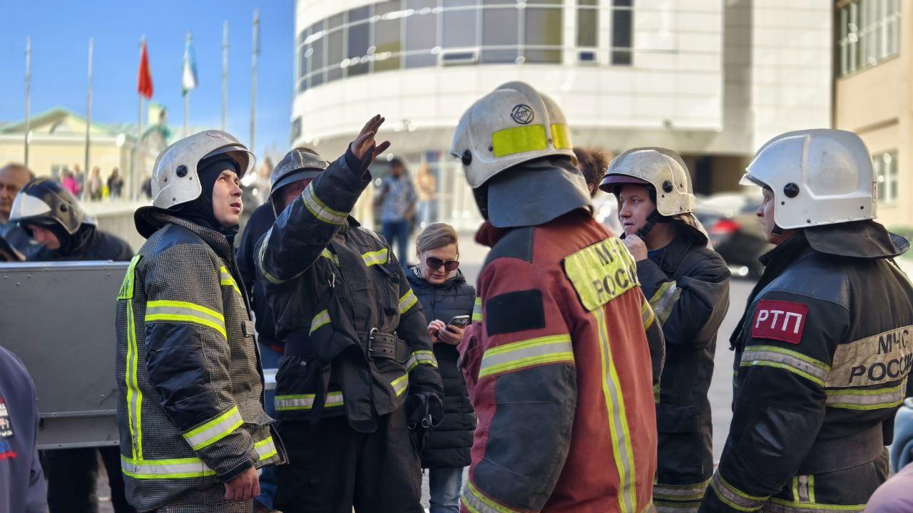 Из-за пожара в театре в центре Екатеринбурга перекрыли улицу