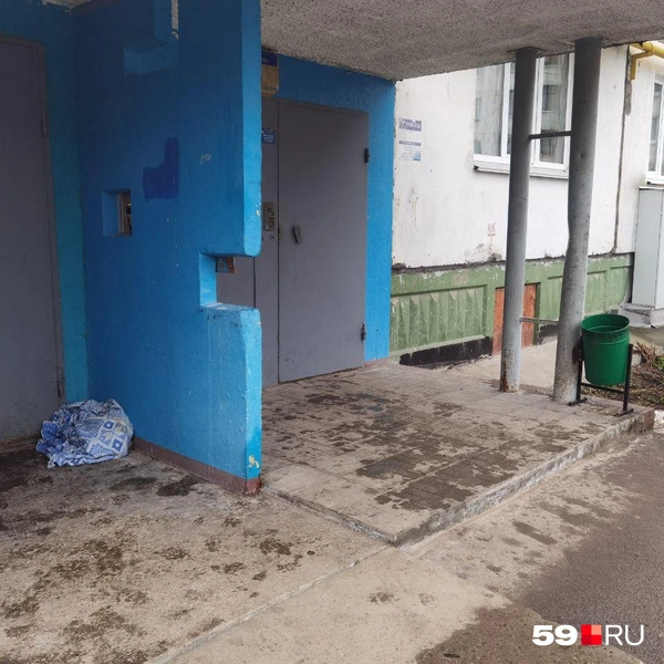 У подъезда мы увидели скомканное покрывало&nbsp;— возможно, его тоже использовали для тушения | Источник: Тимофей Калмаков / 59.RU