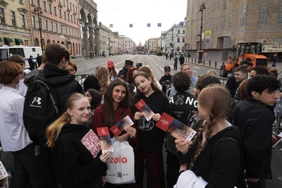 Невский проспект: выпускники создали пробку