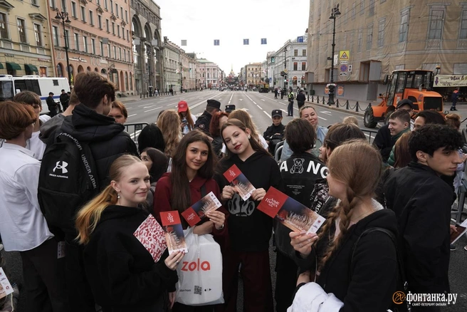 На пешеходном Невском — «пробка» из выпускников | Источник: Павел Даиси / FONTANKA.RU