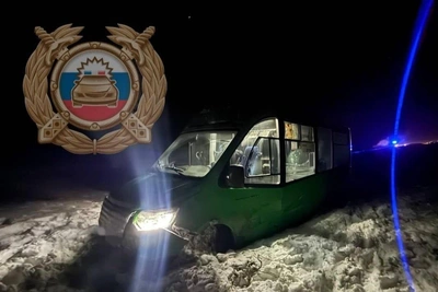 Minibus Crashes into Ditch Near Rtishchevo; Two Women Injured