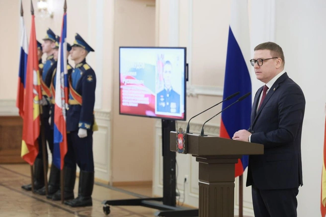 Награду семье Даниила вручил губернатор Челябинской области Алексей Текслер | Источник: Наиль Фаттахов / пресс-служба правительства Челябинской области 
