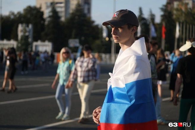 Флаг, конечно, главный герой этого вечера | Источник: Роман Данилкин / 63.RU 