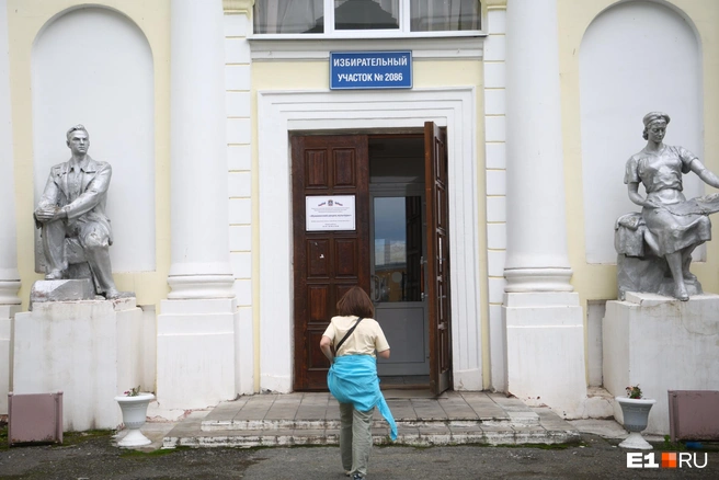 В ДК принимают гуманитарную помощь  | Источник: Владислав Лоншаков / E1.RU 