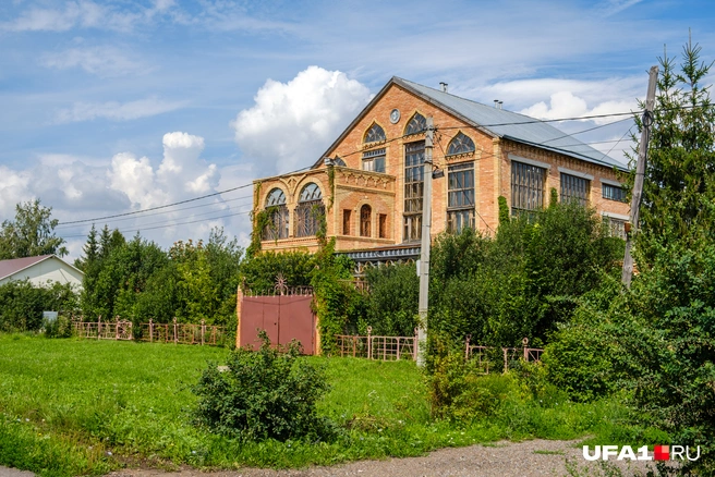 Тропинка к дому заросла, а через окна видны стёкла другой стороны