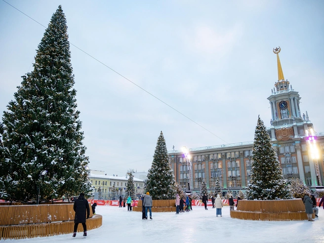 Заливка льда отложена из-за аномально высоких температур | Источник: Владислав Лоншаков / E1.RU