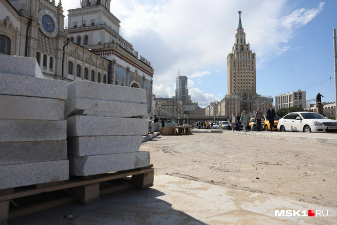 У Казанского вокзала разобрали плитку с тротуаров | Источник: Артем Устюжанин / MSK1.RU