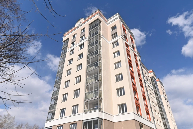 В этом доме всего 9 этажей, 2 подъезда и 81 квартира. Максимальная приватность и тишина обеспечены | Источник: Максим Воробьев