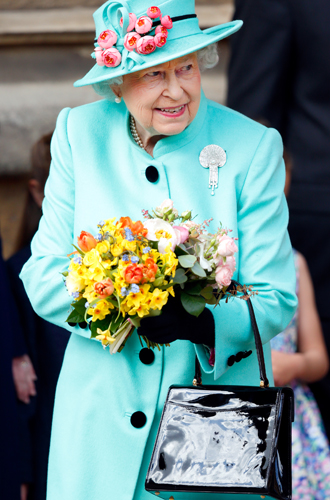 Фото №11 - Как отличить Королеву: каблук 5 см, сумка Launer, яркое пальто и никаких брюк