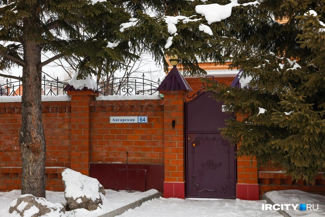 Некоторые высаживают вдоль заборов елочки, чтобы скрыться от посторонних глаз | Источник: Ксения Филимонова / «ИрСити»