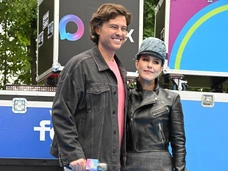 Ксения Собчак превратилась в 80-летнюю бабушку, чтобы получить поцелуи от Прохора Шаляпина — видео