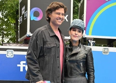 Ксения Собчак превратилась в 80-летнюю бабушку, чтобы получить поцелуи от Прохора Шаляпина — видео