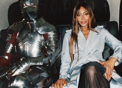 Наоми Кэмпбелл и Кейт Уинслет в кампейне Burberry: романтика, дождь и как всегда идеальный тренч