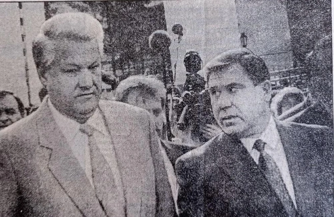 Визит Бориса Ельцина в Омск в 1992 году. Справа — губернатор Леонид Полежаев | Источник: Сергей Сапоцкий / Омская правда