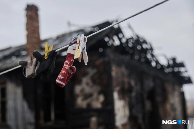 Во дворе на веревке сушатся вещи  | Источник: Александр Ощепков / NGS.RU