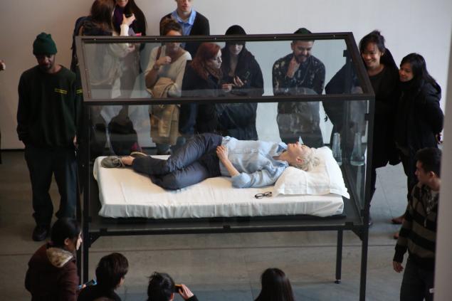 Тильда Суинтон спит в Нью-Йоркском музее