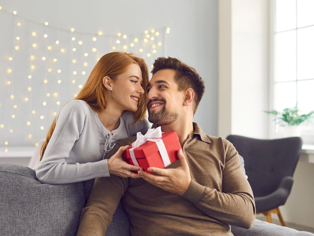 Никто не оценит: 11 самых неудачных подарков мужчине на Новый год | marieclaire.ru