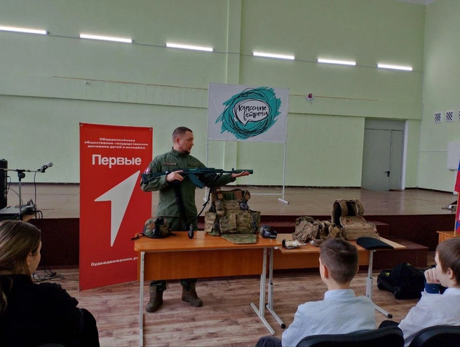 Евгений — бывший боец ЧВК «Вагнер». В нижнетагильских школах он преподает начальную военную подготовку | Источник: МБОУ СОШ № 8 г. Нижний Тагил
