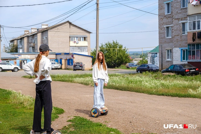 Амина надела кепку — видимо, чтобы их можно было отличить | Источник: Булат Салихов / UFA1.RU