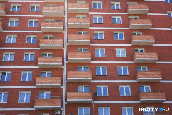 В доме 240 квартир. Предполагалось, что здесь должны были жить не только сироты, но и переселенцы из ветхого и аварийного жилья | Источник: Ксения Филимонова / «ИрСити»