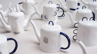 Сюрреалистические чайники Feldspar из костяного фарфора