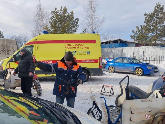 Медики оказывали помощь на месте происшествия, но спасти жизнь гонщика не удалось. | Источник: Читатель E1.RU 