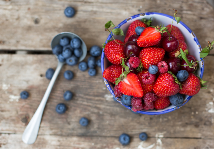 Почему нельзя есть фрукты и ягоды после обеда