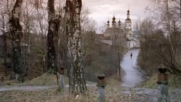 Вид на церковь Троицы Живоначальной в Плёсе | Источник: Телесериал «Доктор Живаго» (18+), режиссер Александр Прошкин, 2005 год / кинокомпания «Централ Партнершип»