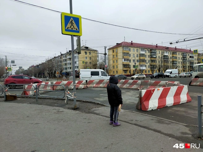 На перекрестке произошел провал грунта | Источник: Надежда Тихомирова / 45.RU