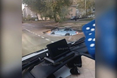 В Воронеже из-за утечки машина провалилась в яму