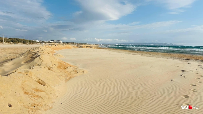 Пляж в Анапе без рва, но с валом | Источник: Никита Зырянов / 93.RU
