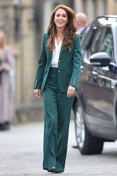 Роскошный зеленый костюм и серьги за 8000 рублей: Кейт Миддлтон посетила текстильную фабрику своего прадеда
