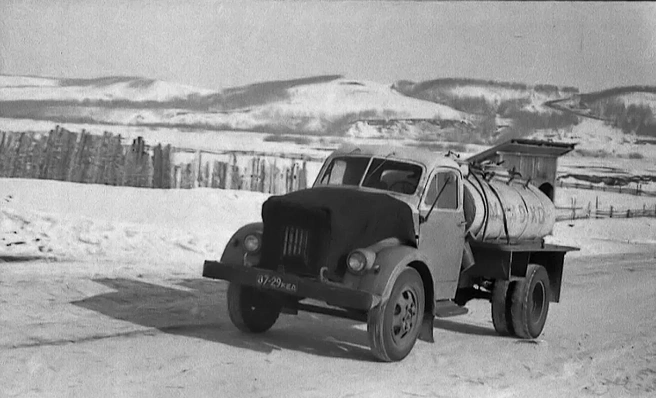 В холодное время года, как и в любое другое, надо есть и пить. На таких машинах по разным районам Кузбасса развозили молоко | Источник: Александр Зорин / pastvu.com