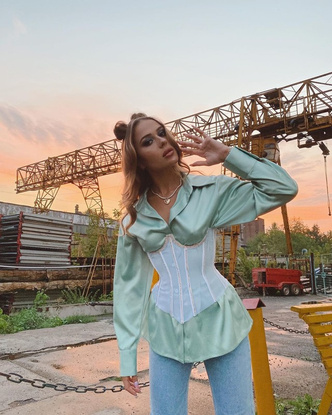 Евдокия @evdklar показала стильный образ с шелковой блузкой и корсетом