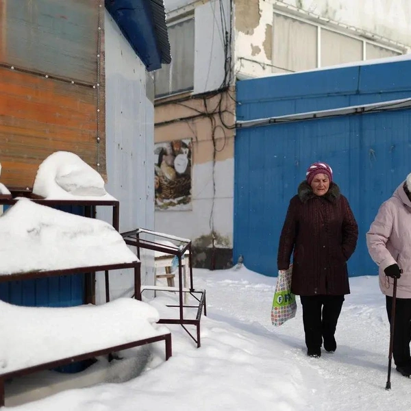 Бабушки пробираются мимо заснеженных опустевших прилавков | Источник: Евгений Софийчук / NGS55.RU