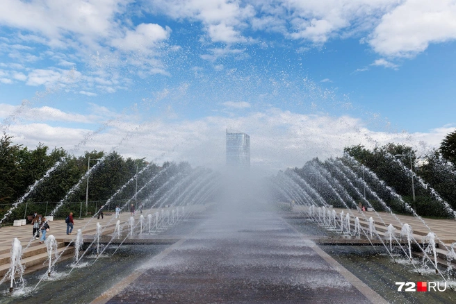 Самые смелые дети в жару бегают между струями воды | Источник: Ирина Шарова / 72.RU