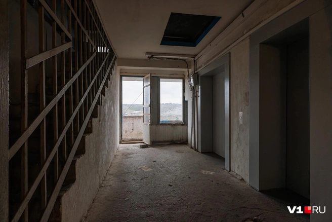 Подъезд пахнет затхлостью, а лестничные марши скрошились от времени | Источник: Алексей Волхонский / V1.RU